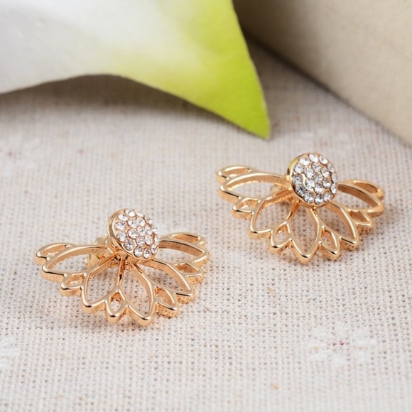 ❗️NEW❗️Beautiful Gold Lotus Earrings w/ Rhinestone - Picture 6 of 7
